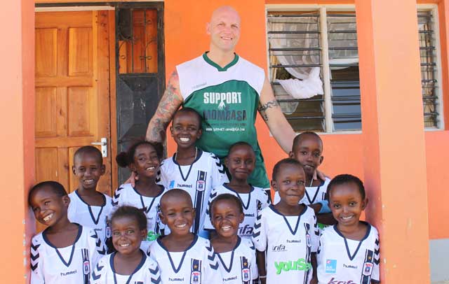 Den barmhjertige bokser Brian Mathiasen fra Support Mombasa her sammen med nogle af børnene fra børnehjemmet "Upendo" i den kenyanske by Mombase