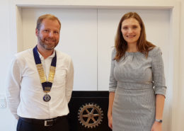 Ambasadør i De Forenede Arabiske Emirater og Qatar, Merete Juhl gæster Hadsten Rotary Klub. Her med klubbens præsident Mads Møller Pedersen